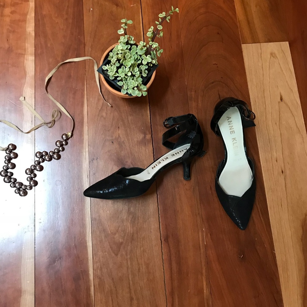 Anne Klein black pointed toe kitten heels